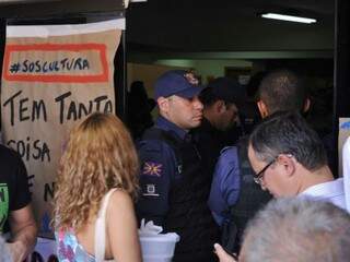  Durante 30 minutos, no final da manhã de hoje, a Guarda Municipal chegou a bloquear a entrada e saída dos manifestantes da sede da Fundac. (Foto: Alcides Neto)
