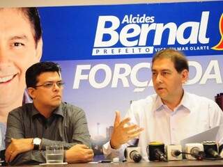 Ao lado do vice, Gilmar Olarte, Alcides Bernal diz que não há data para anunciar seu secretariado. (Foto: Rodrigo Pazinato)