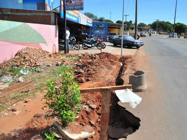  Popula&ccedil;&atilde;o cobra t&eacute;rmino de obras; entulhos tomam conta da cal&ccedil;ada