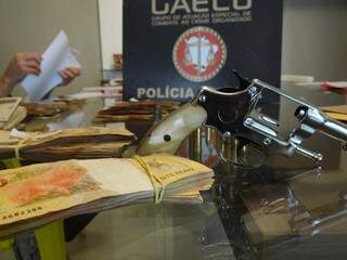Operação do Gaeco, Receita e MPE apreendeu dinheiro e até arma de fogo (Foto:Divulgação) 