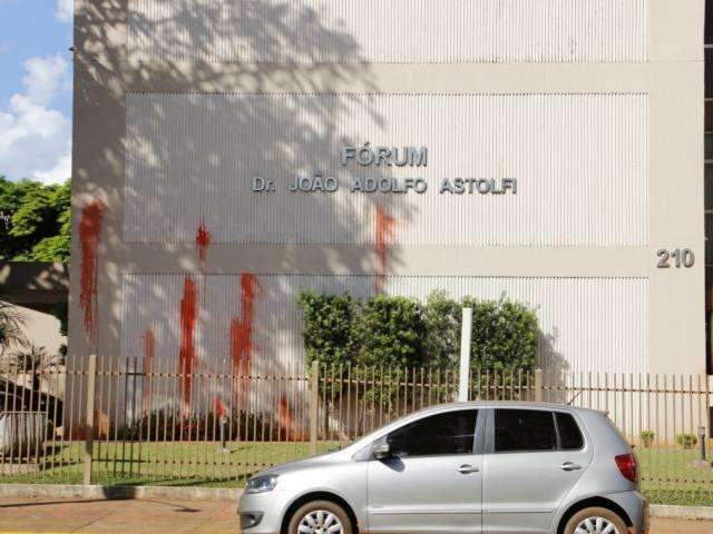Pol&iacute;cia busca imagens para identificar v&acirc;ndalos que picharam F&oacute;rum
