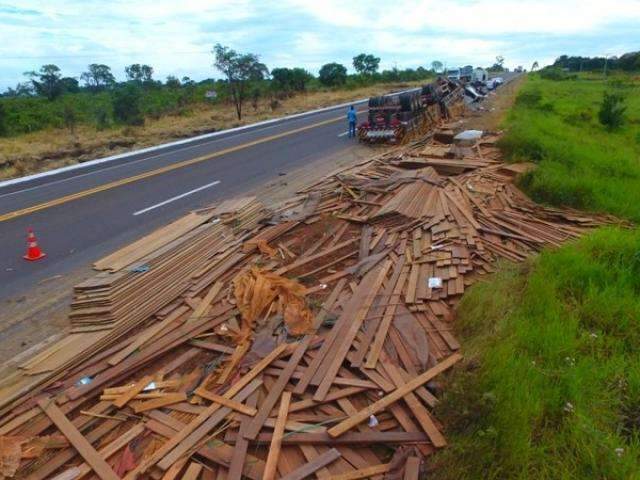 Carreta carregada de madeira tomba na BR-267 e motorista fica ferido