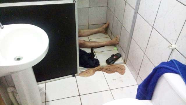 Homem de 37 anos &eacute; encontrado morto em banheiro de rep&uacute;blica 