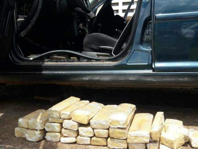 C&atilde;es farejadores da PM localizam maconha em carro no p&aacute;tio de delegacia