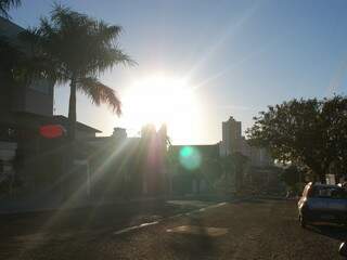 Céu claro e sol à toda. Foi assim que amanheceu esta terça-feira em Campo Grande. 
