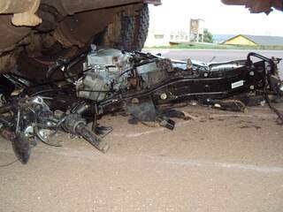 Moto ficou destruída após colisão (Foto: Sidney Assis de Coxim)