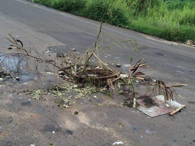 Moradores improvisam sinaliza&ccedil;&atilde;o em bueiro aberto no S&iacute;lvia Regina