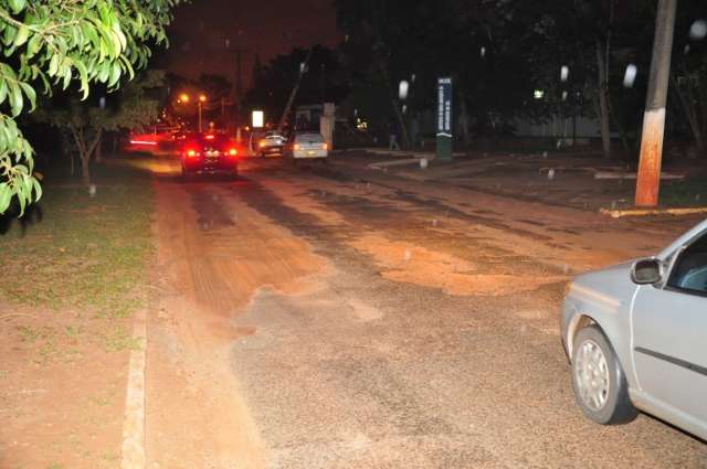 Ao desviar de buracos, carro derruba poste no Parque dos Poderes