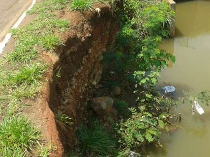Moradores reclamam de buraco e desmoronamento em córrego na Vila Bordon