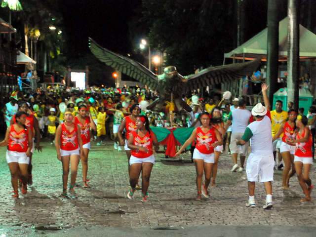  Mesmo com chuva, desfile de blocos atrai foli&otilde;es &agrave;s ruas de Corumb&aacute;
