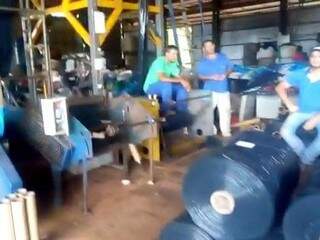 Funcionário de fábrica parados enquanto a energia não era restabelecida (Foto: reprodução/vídeo) 
