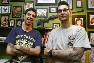 Os tatuadores Daniel Pereira Arantes dos Santos e Thomas Rech decidiram que no dia, o pagamento pelas tatuagens será revertido em compra de presentes. (Foto: Gerson Walber)