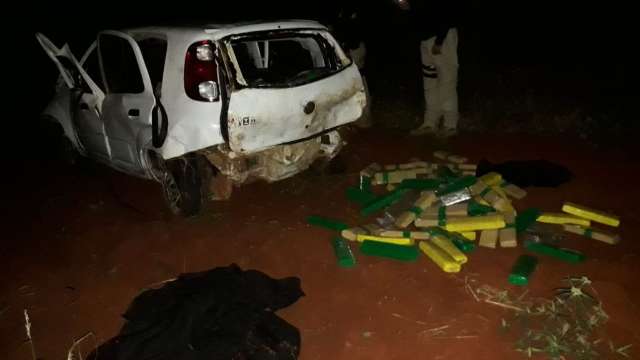 Carro com maconha capota em persegui&ccedil;&atilde;o e motorista morre