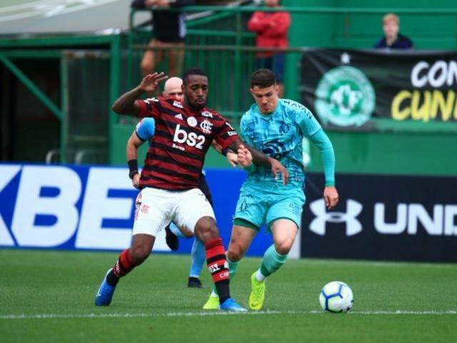 Flamengo supera a Chapecoense e coloca press&atilde;o no Palmeiras