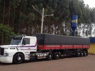 Carreta estava sendo levada com carga de peças de silos para o Paraguai (Foto: Divulgação)