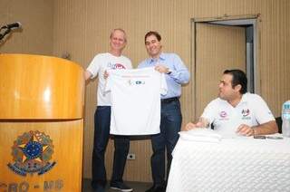 Presidente do CRO-MS, Francisco Carlos Grilo (E) e o prefeito Alcides Bernal (C) durante lançameno da campanha na sede do CRO.