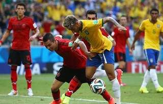 Neymar recebeu várias faltas na primeira etapa e quase abriu o placar em cabeçada, mas Ochoa fez bela defesa (Foto: Getty Images / Fifa)