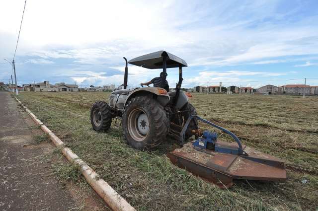 Moradores s&atilde;o multados em at&eacute; R$ 2 mil por deixar mato tomar conta de terreno