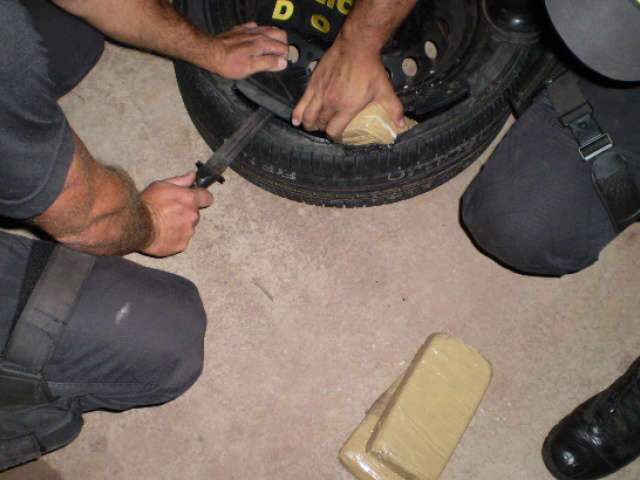  DOF apreende pasta-base de coca&iacute;na escondida no estepe de Megane