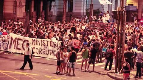Mandetta volta ao tempo de movimento estudantil e participa de protesto no Rio