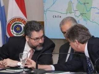 O ministro Ernesto Araújo conversa com o governador Reinaldo Azambuja e o secretário Jaime Verruck, durante evento nesta manhã em Campo Grande. (Foto: Kisie Ainoã)