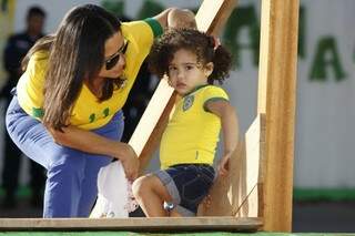 &#039;Bicuda&#039;, Maria de 2 anos, não quis saber da foto e para acompanhar a mãe, a camisa era verde e amarela. 