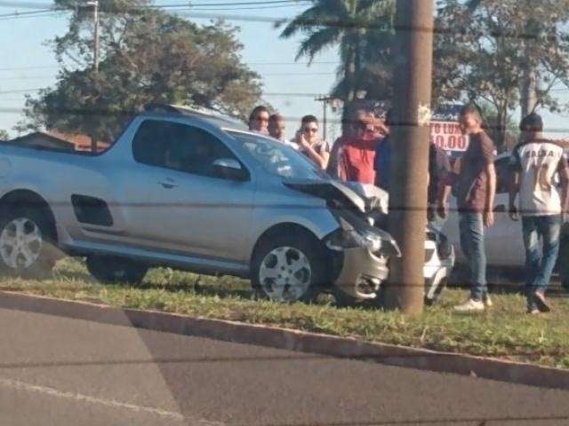 Motorista que bateu carro contra poste est&aacute; na &aacute;rea vermelha da Santa Casa