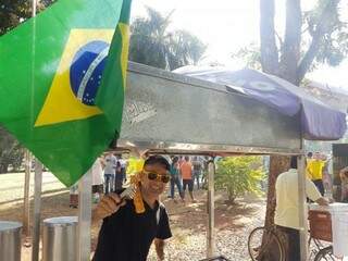 Vendedor oferecendo churros após resultado negativo para o Brasil no primeiro tempo (Foto: Anahi Gurgel) 