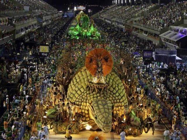 No Rio de Janeiro, Vila Isabel &eacute; a campe&atilde; do Carnaval de 2013