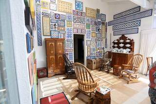 Em outra sala, também foi preciso muita parede para caber toda a coleção de azulejos. 