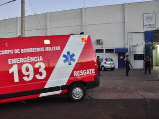 Segurança foi levado pelos bombeiros para a Santa Casa de Campo Grande (Foto: João Garrigó/Campo Grande News)