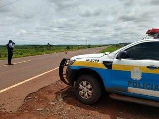 Policial militar rodoviário durante fiscalização em estrada de MS (Foto: Divulgação/ PMRv)