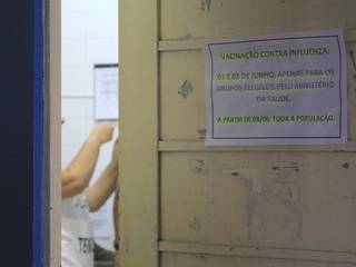 Paciente se vacinando no CRS (Centro Regional de Saúde) do Nova Bahia, em Campo Grande (Foto: Marina Pacheco)