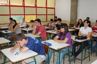 Estudantes em dia de prova, em escola de Campo Grande. (Foto: Simão Nogueira)