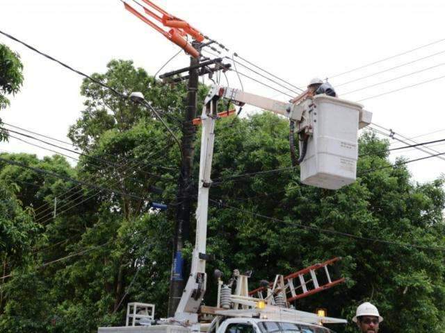 Chuva e ventos fortes afetaram distribui&ccedil;&atilde;o de energia em ao menos 10 bairros