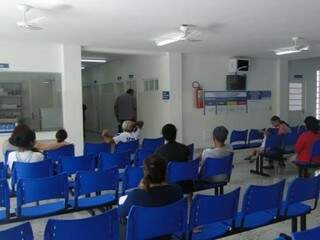 Pacientes em saguão aguardando atendimento em posto de saúde da Capital. (Foto: Divulgação/PMCG).
