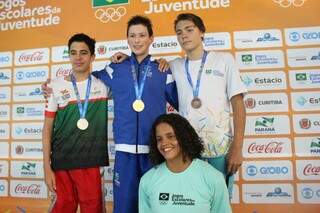 O pódio do sul-mato-grossense Luiz Felipe, terceiro melhor na prova dos 400m nado livre nos Jogos da Juventude (Foto: Fundesporte/Divulgação)