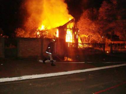  Incêndio destrói casa em menos de 10 minutos