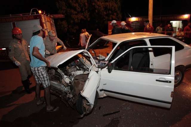 Santana bate de frente em Gol parado e tr&ecirc;s pessoas ficam feridas