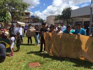 Índios protestam em frente à obra visitada por ministro da Saúde hoje (Foto: Vinicios Araújo/Dourados News)