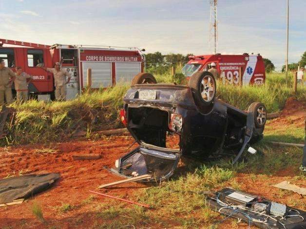 Carro capota ap&oacute;s condutor tentar desviar de suposto racha