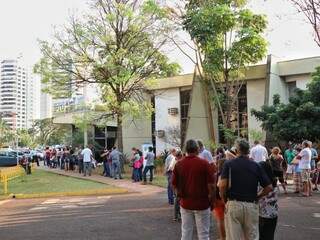 Fila na porta da Central do IPTU, que funciona anexa à Prefeitura de Campo Grande (Foto: Henrique Kawaminami)