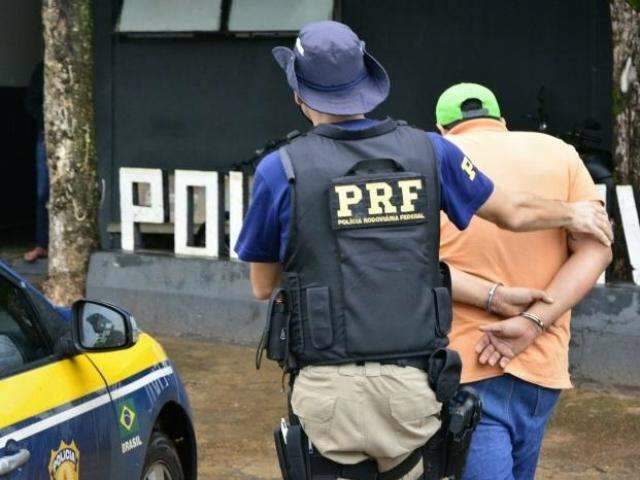 PRF prende caminhoneiro transportando 180 kg de coca&iacute;na na BR-267
