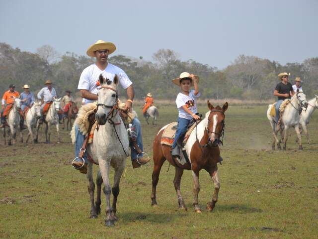 cavalo pulando no pantanal nhecoladia