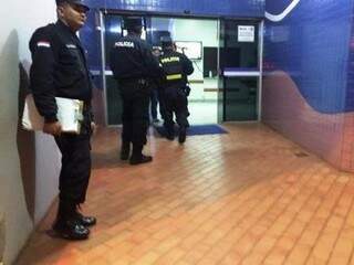 Policiais que atenderam a ocorrência durante registro do caso na delegacia da cidade (Foto: Porã News) 