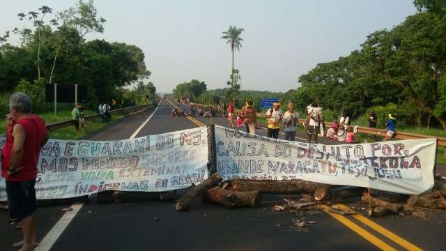 Ap&oacute;s 4 horas de congestionamento, imprensa chega e &iacute;ndios liberam BR
