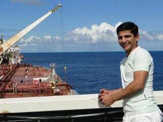 Foto publicada pelo rapaz ainda em 2012 em navio onde era engenheiro. (Foto: Reprodução) 