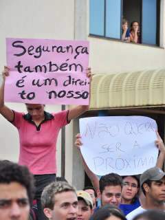  Acadêmicos da UFMS protestam e fecham Avenida Costa e Silva