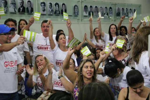 M&eacute;dicos amea&ccedil;am greve e professores v&atilde;o &agrave; Justi&ccedil;a contra atraso de sal&aacute;rios