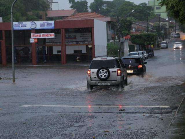 Chuva forte alaga trechos da Afonso Pena e causa transtorno no centro 